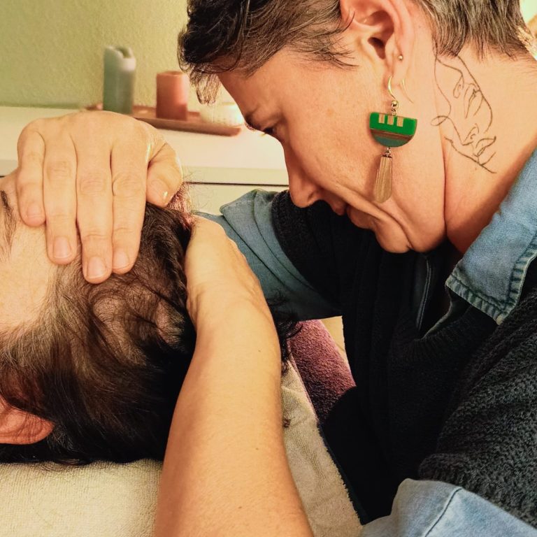 Travail sur les sutures avec des mouvements délicats